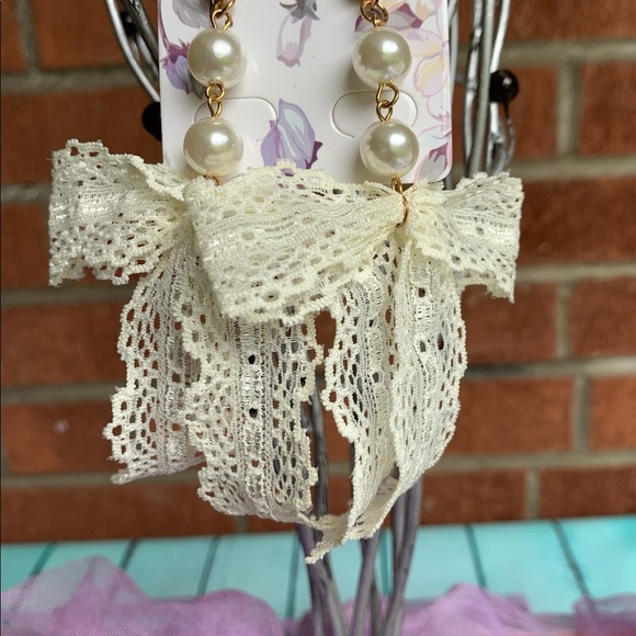 3/$25 🎀 VINTAGE LACE EARRINGS - Picture 2 of 2